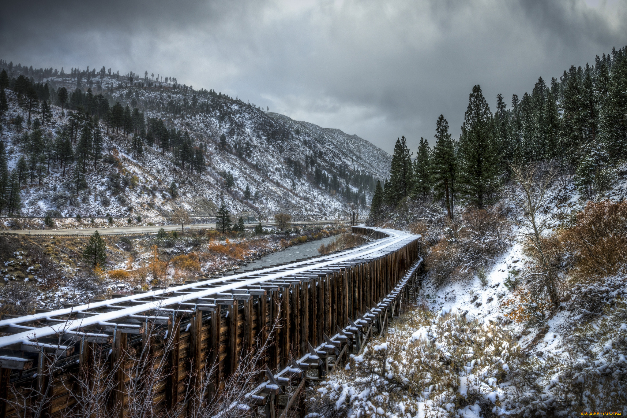 Жд дорога через. Железная дорога в горах. Пейзаж с железной дорогой. Зимний пейзаж с железной дорогой. Зимние рельсы.